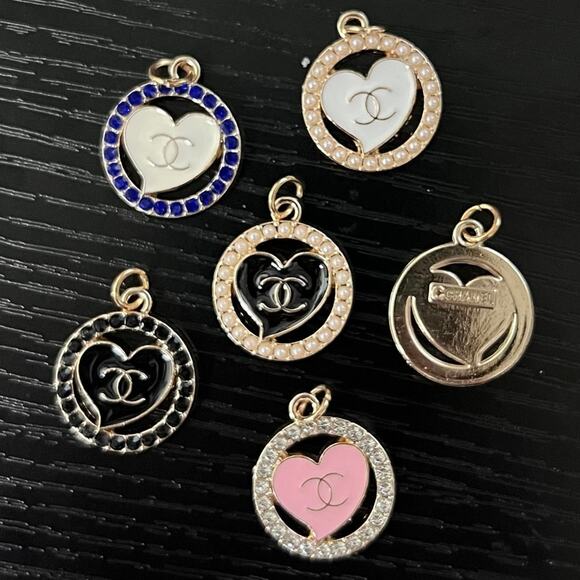 Lot Of 5 Chanel Round Hearts Zipper Pull Button Charms 22mm - Picture 2 of 2